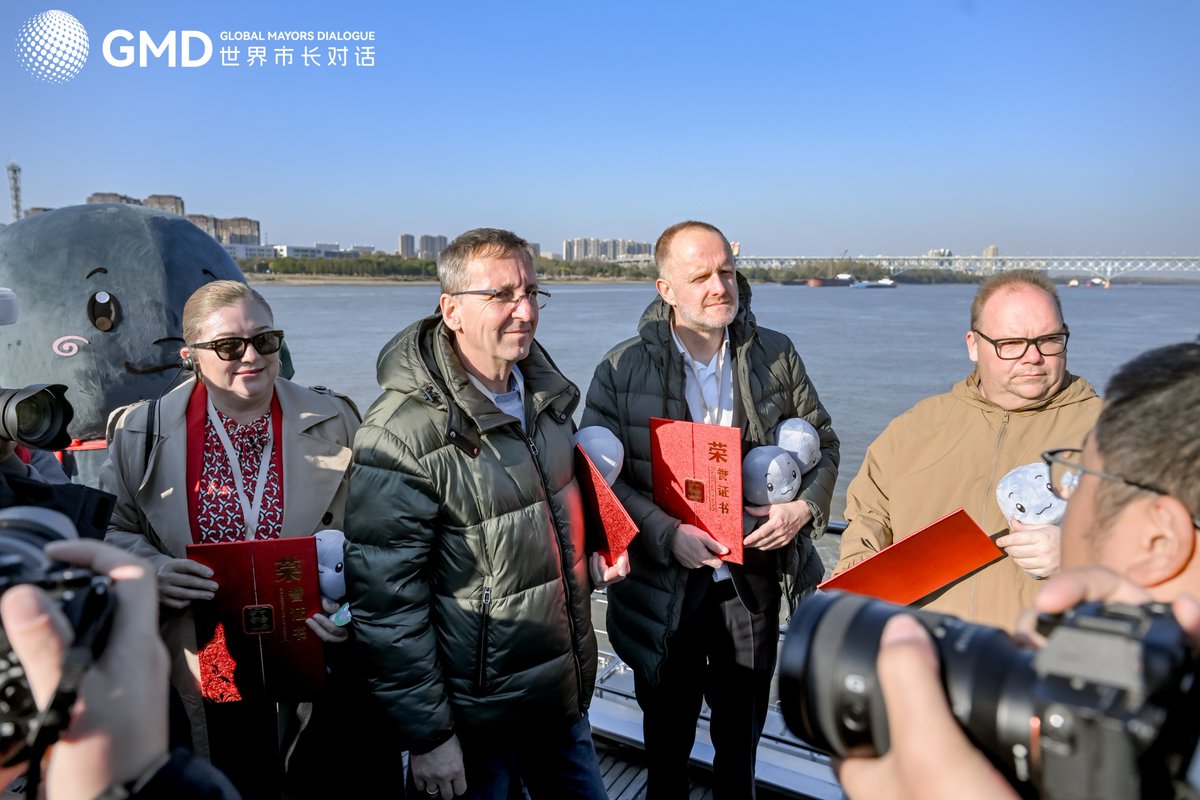 Jiangsuandyoude's tweet photo. Es war weder ein Redner noch ein Dokument – es war der pummelige, pelzige und stets lächelnde Yangtze-Flussdelfin! 🐬 Diese „lächelnden Engel” waren so beliebt, dass jeder Bürgermeister einen haben wollte.
#GlobalMayorsDialogue
#Nanjing
#YangtzePorpoise
#SmilingAngel https://t.co/F5IYiWQnzZ