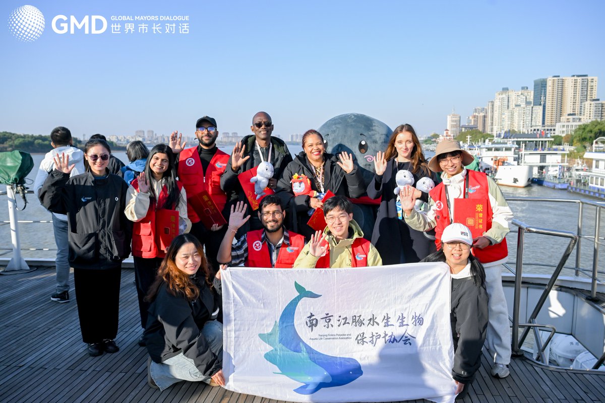 Jiangsuandyoude's tweet photo. Es war weder ein Redner noch ein Dokument – es war der pummelige, pelzige und stets lächelnde Yangtze-Flussdelfin! 🐬 Diese „lächelnden Engel” waren so beliebt, dass jeder Bürgermeister einen haben wollte.
#GlobalMayorsDialogue
#Nanjing
#YangtzePorpoise
#SmilingAngel https://t.co/F5IYiWQnzZ