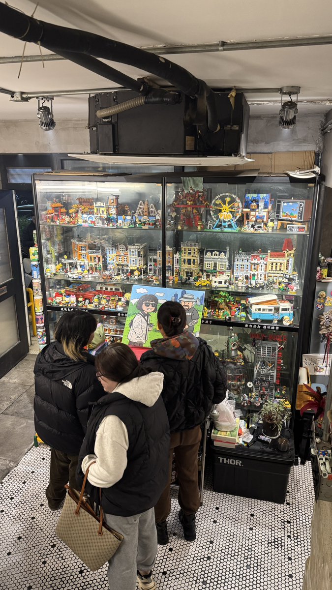 昨天去吃的一家炒菜店好有特色，店里放了好多乐高，还有店主一家人的画，两个人还养了一只边牧，好幸福