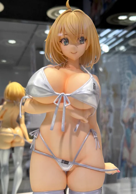 フィギュア展示についてですが、先日からご予約受付中のFREEingさまのソフィア白ビキニ・黒ビキニが展示中です。それぞれの質感の違いをお楽しみ頂ければ幸いです!