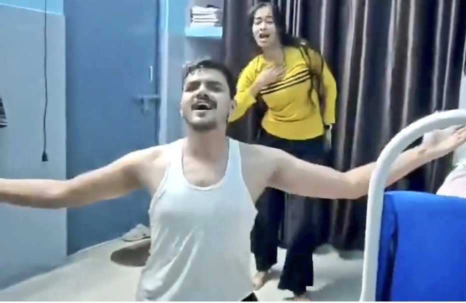 SonOfBharat7's tweet image. ये डॉक्टर ऑफकार सिद्दीकी है

जो अस्पताल में एक लड़की बुलाकर उसके साथ
रंगरेलियां मना रहा है और फुल नशे में इन्जॉय कर रहा है

वीडियो उत्तर प्रदेश के शामली के सरकारी अस्पताल का है

मेरे ट्वीट से इसे सिर्फ सस्पेंड किया जायेगा

पर आपने ताकत लगाई तो ये डॉक्टर से नचनिया बनकर रह जायेगा✍️…