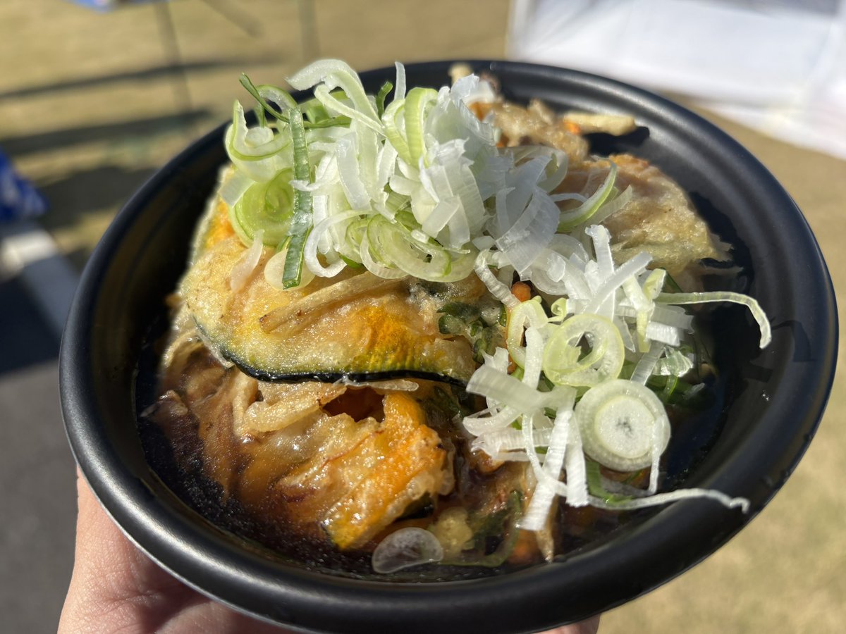 i_to_u____'s tweet image. 揚げたてのカボチャかき揚げうどん美味🎃