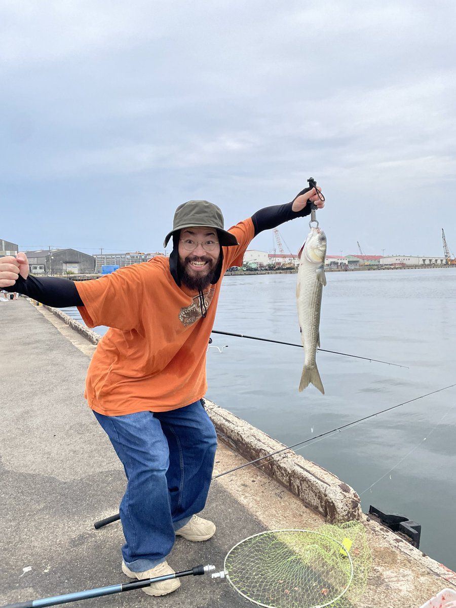 mossan1130's tweet image. 昨日釣り場におったらいきなり「釣れないおじさんですか？」って話しかけられまして。どうやら聞いてみるとそんなYouTuberさんがいるようでして。失礼ながら存じ上げなかったのでその場でググってみたらかなり俺やった。笑

右→俺

左←釣れないおじさん
@NoriyukiKanmiya