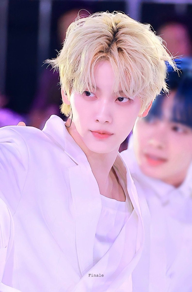 ㅤ
ㅤ
Suaranya jernih, lembut namun menyala, selaras dengan cahaya yang menimpa wajahnya.

Kemudian ia memutar tubuhnya menghadap langsung pada hadirin. Gerakannya mengalun seperti seutas pita yang terangkat angin; ayunan lengannya mengikuti putaran itu, ...
ㅤ
ㅤ