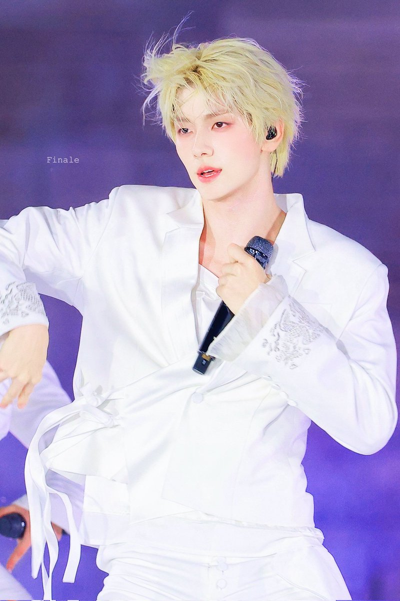 ㅤ
ㅤ
... gerakan yang melingkar dan halus seperti melukis udara. Satu putaran—lalu dengan presisi indah ia kembali menunjuk ke bawah, tepat saat ia mengulang barisnya,

　　　┃　❝ 너무 아름다운— ❞

IRIX bergerak—menarikan koreo—bersama. Serempak. Rapi.
ㅤ
ㅤ