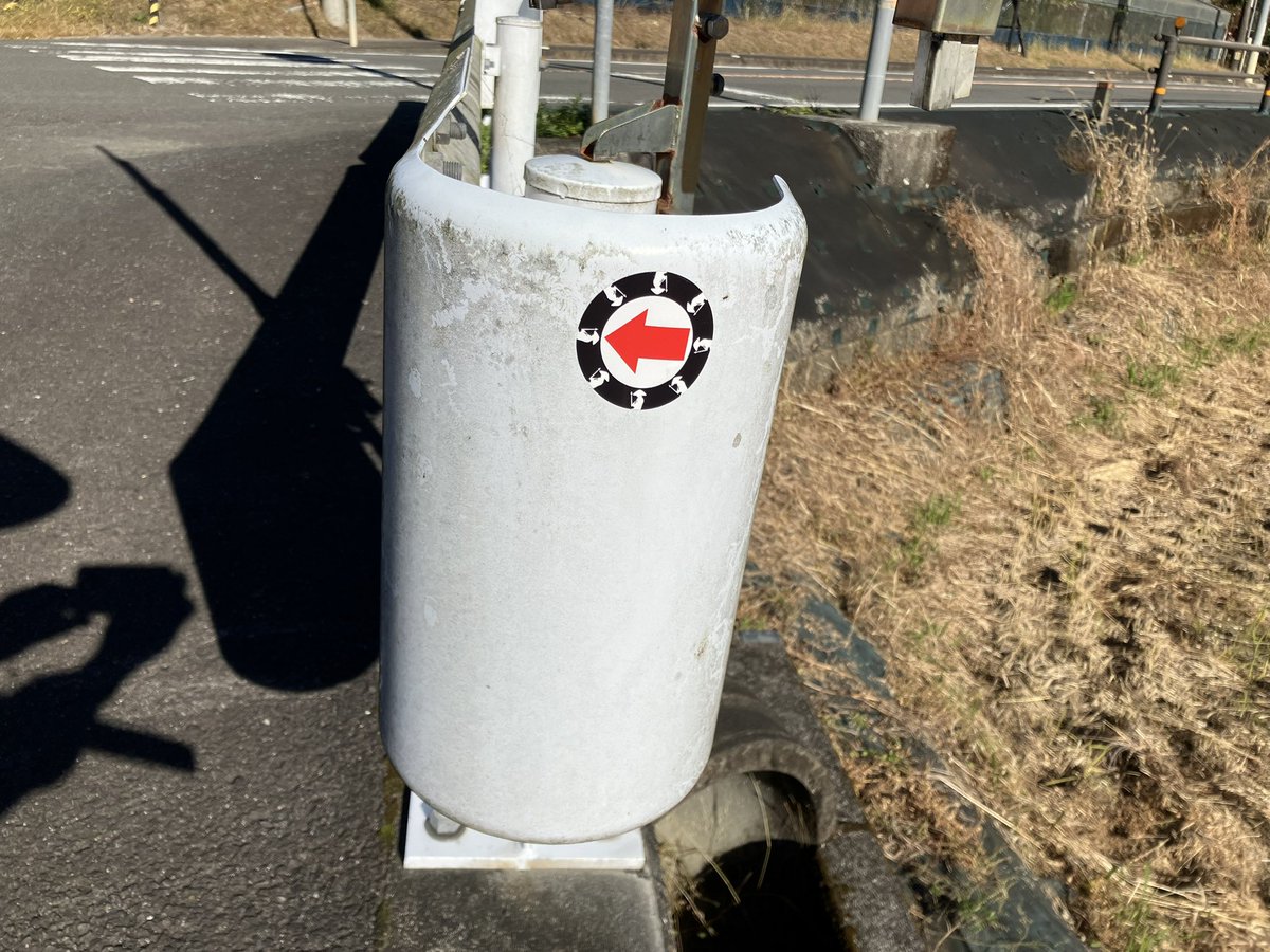 anko1961331's tweet image. 前回はなかった新しい遍路マーク、新しい遍路道を教えてくれるし、迷いそうな場所にいい角度で貼ってくれて助かる。西尾自動車を降りたところから、伊与木川を挟んで国道56号の対岸を歩きます。少し遠回りだけど、ストレスフリーは嬉しい。お決まりの熊井隧道も通ります。