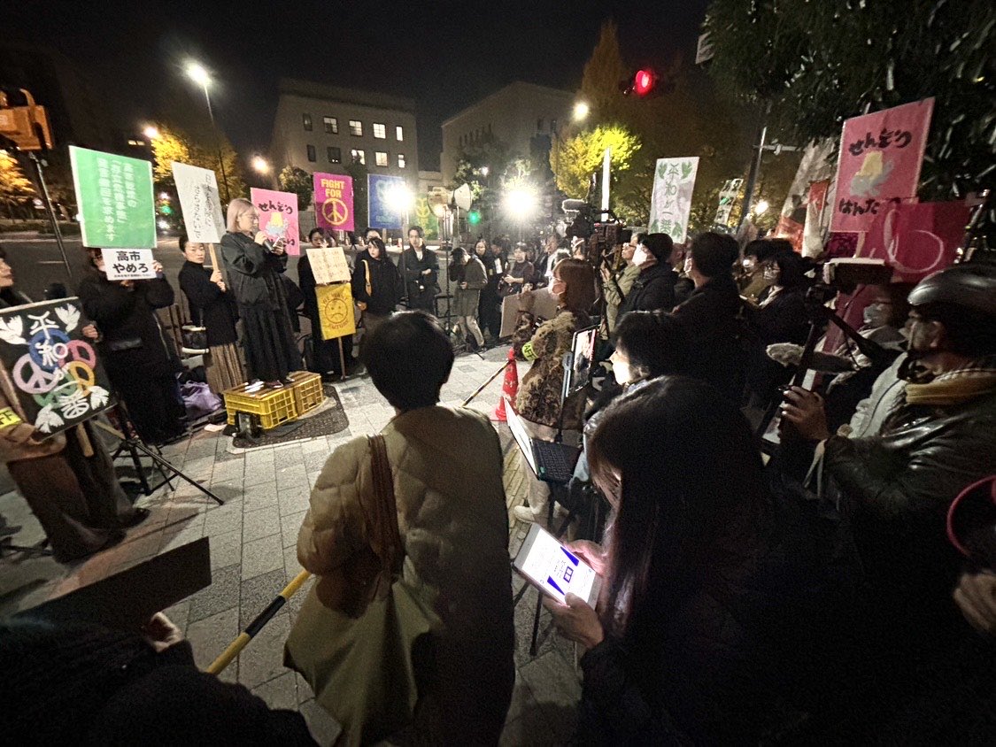 mizuhofukushima's tweet image. 昨夜、首相官邸前で「戦争あおるな」　台湾有事巡る答弁に抗議の集会があり、参加をしました。