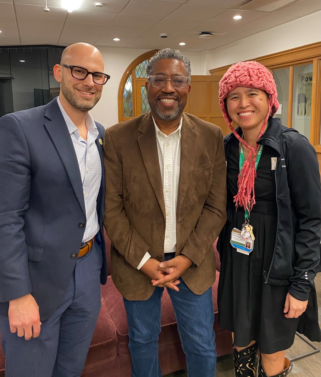 acostalmd's tweet image. Celebrated #cowboybootFridays a day early  speaking at a @VanderbiltU #creativewriting class about being a working neurologist @VUMChealth @VUmedicine who also is a writer!