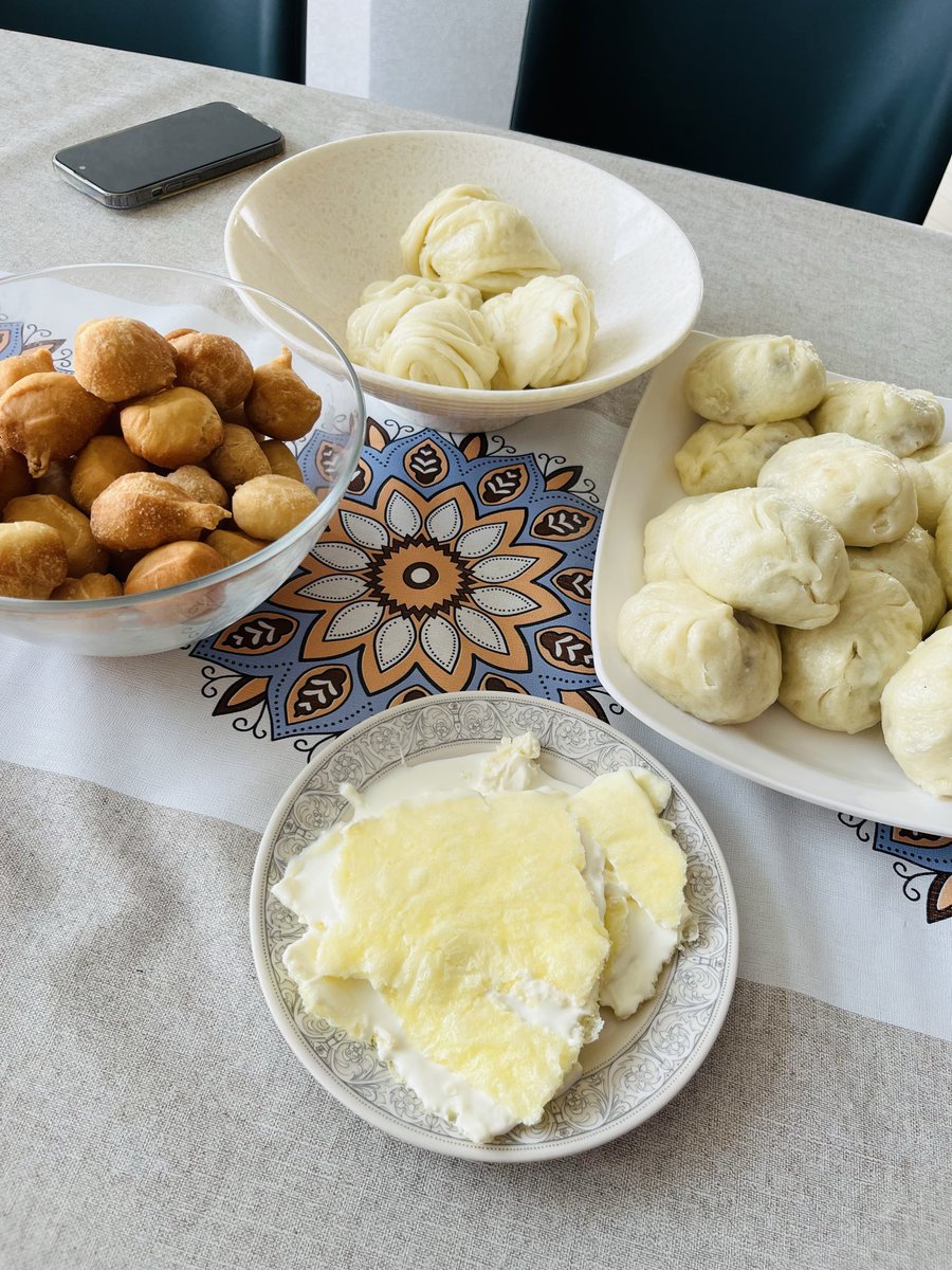 Ээжийн хийсэн гэрийн боорцог өрөм гээд янзын2 цай ундтай л явдым шүү