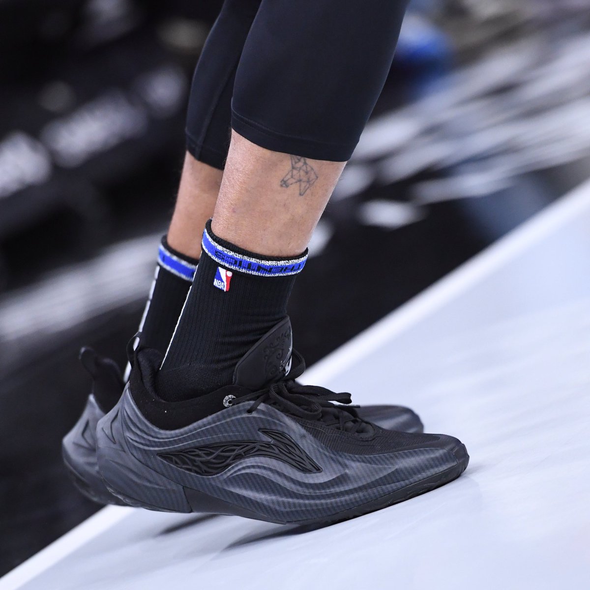 BleacherReport's tweet image. Steph switched to the carbon fiber “Batman” Li-Ning Jimmy Butler 4s for warm ups 🦇