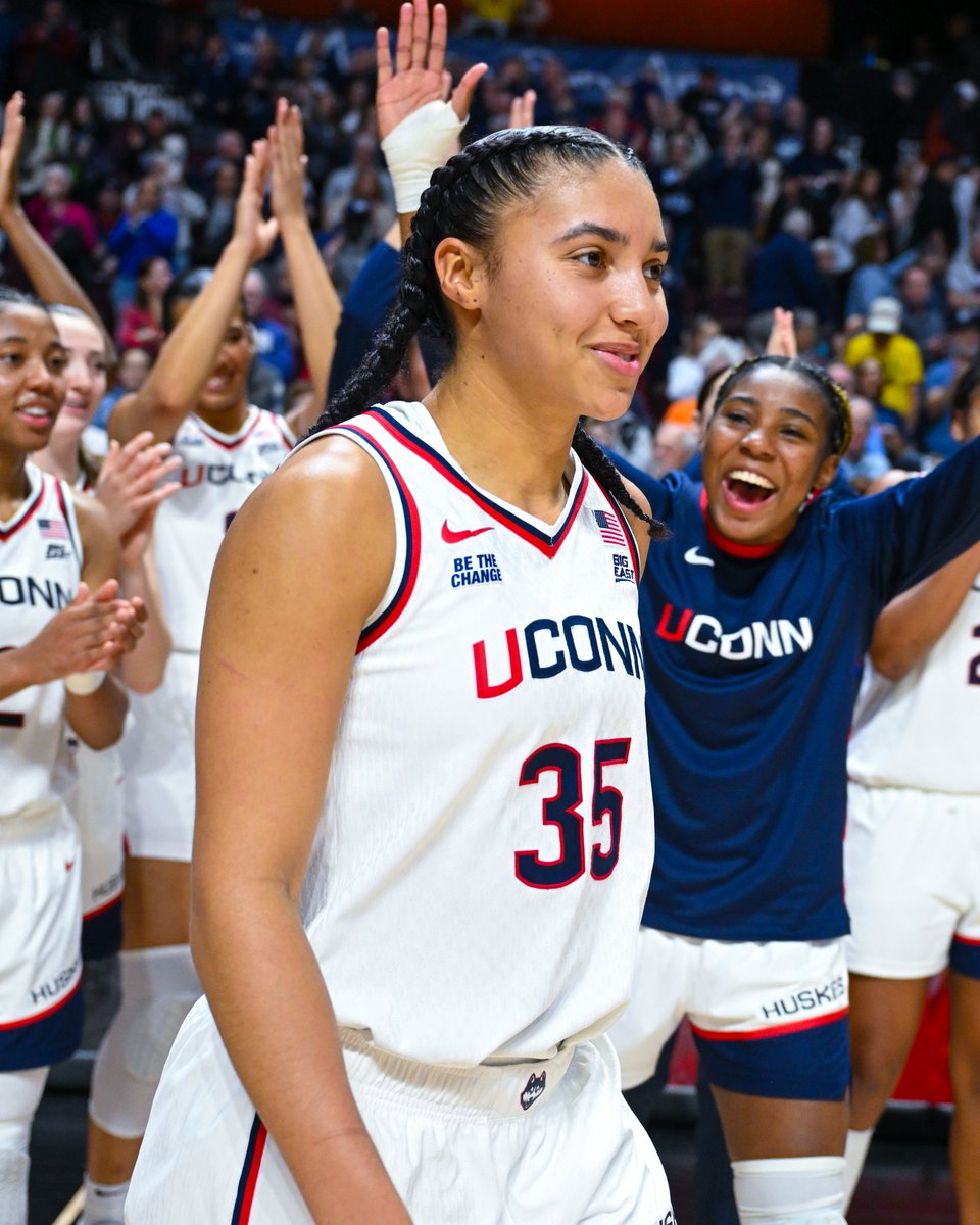UConnWBB's tweet image. Azzi Fudd, CLUTCH

vs. #6 Michigan:
- 31 points
- 7-12 3FG
- 6-6 FT
- 5 rebounds