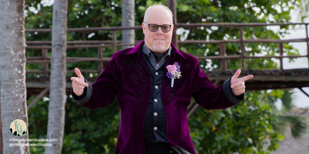 Village_Green's tweet image. A glimpse at the man behind the screen.

🗯️ The creativity and quirkiness extends far behind the computer screen.

Ordinary is boring. Let&apos;s have fun and bring some life to your marketing.

#VillageGreenStudios #VisualDesigner