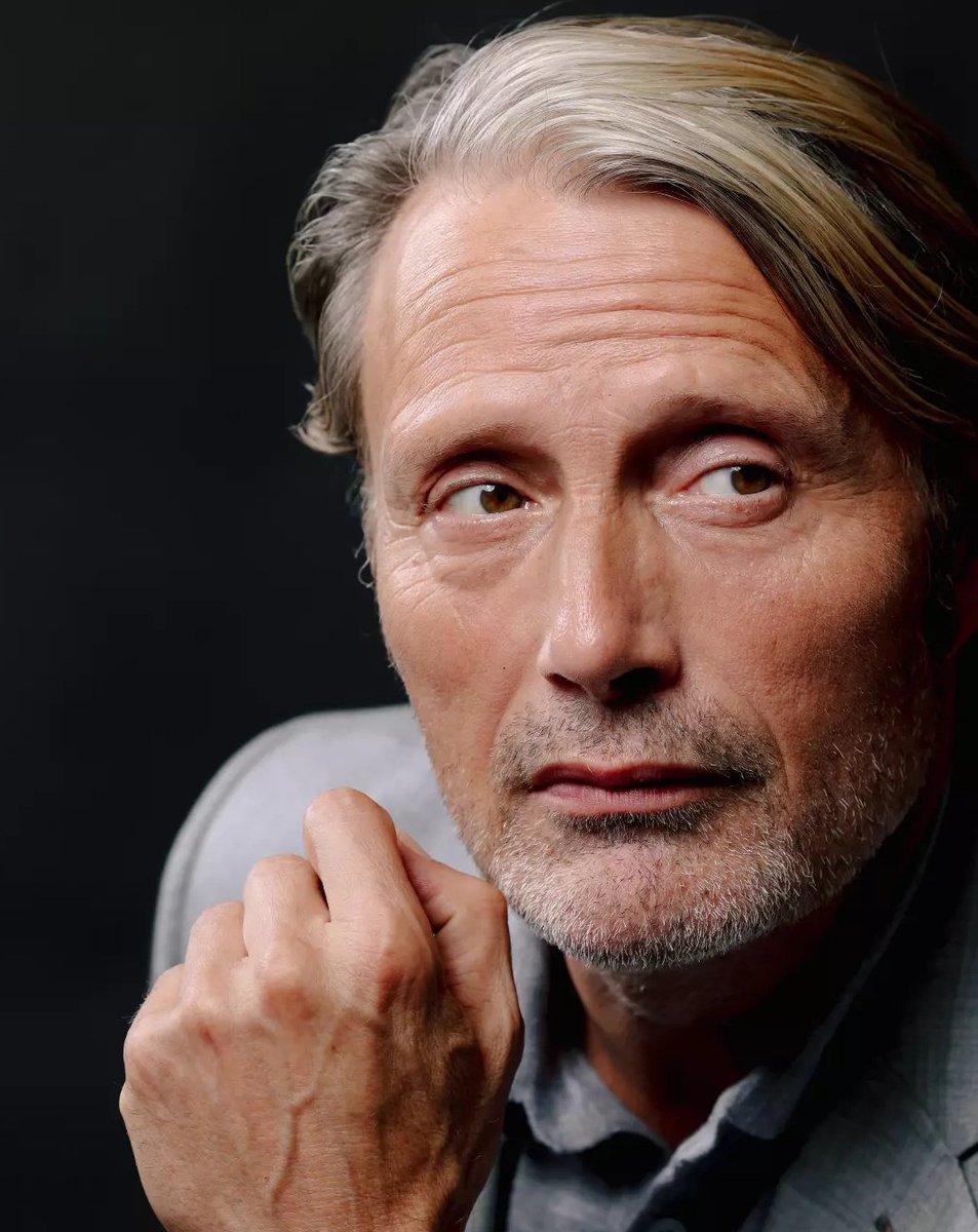 mahsamoz's tweet image. 🎈🎂 برای تولد ۶۰ سالگی Mads Mikkelsen
بازیگر کاریزماتیک و همه فن حریف دانمارکی.
او که تا ۳۱ سالگی درهیچ فیلمی بازی نکرده بود و تا ۴۰ سالگی تقریبا گمنام و فقط یک دنسر حرفه ای بود، ابتدا از نقشهای کوچک شروع کرد و سرانجام با بازی در نقش ویلن های جذاب هالیوودی به معروفیت جهانی رسید.