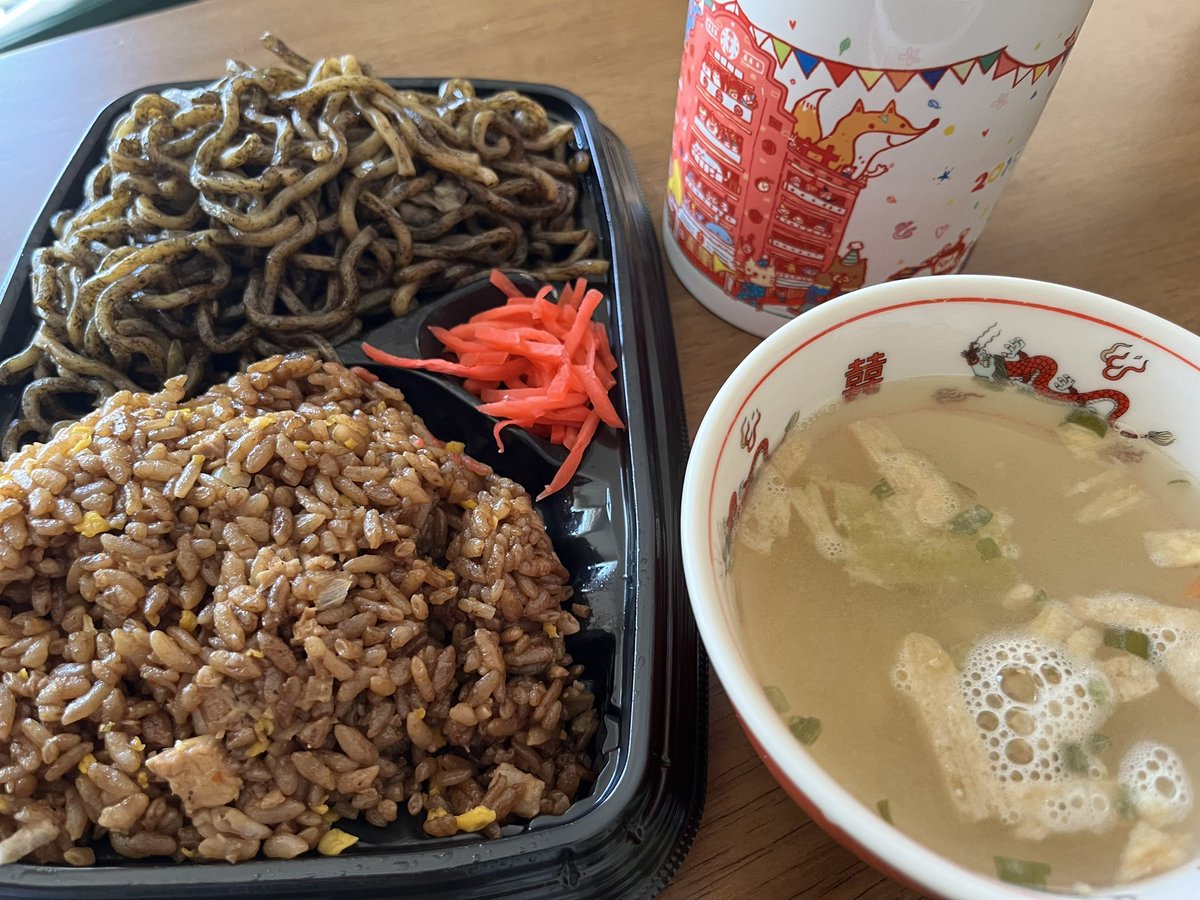 tabi_asia's tweet photo. 2025/11/22のランチ🍽️
🍱お弁当（ブラック焼きそば）&amp;チャーハン
🍲豚汁

眼科帰りにマックスバリューで面白そうな弁当売ってたから買ってみた。

#ものぐさ夫婦のブログ #ものぐさ旅食べ https://t.co/oroYYqNLly