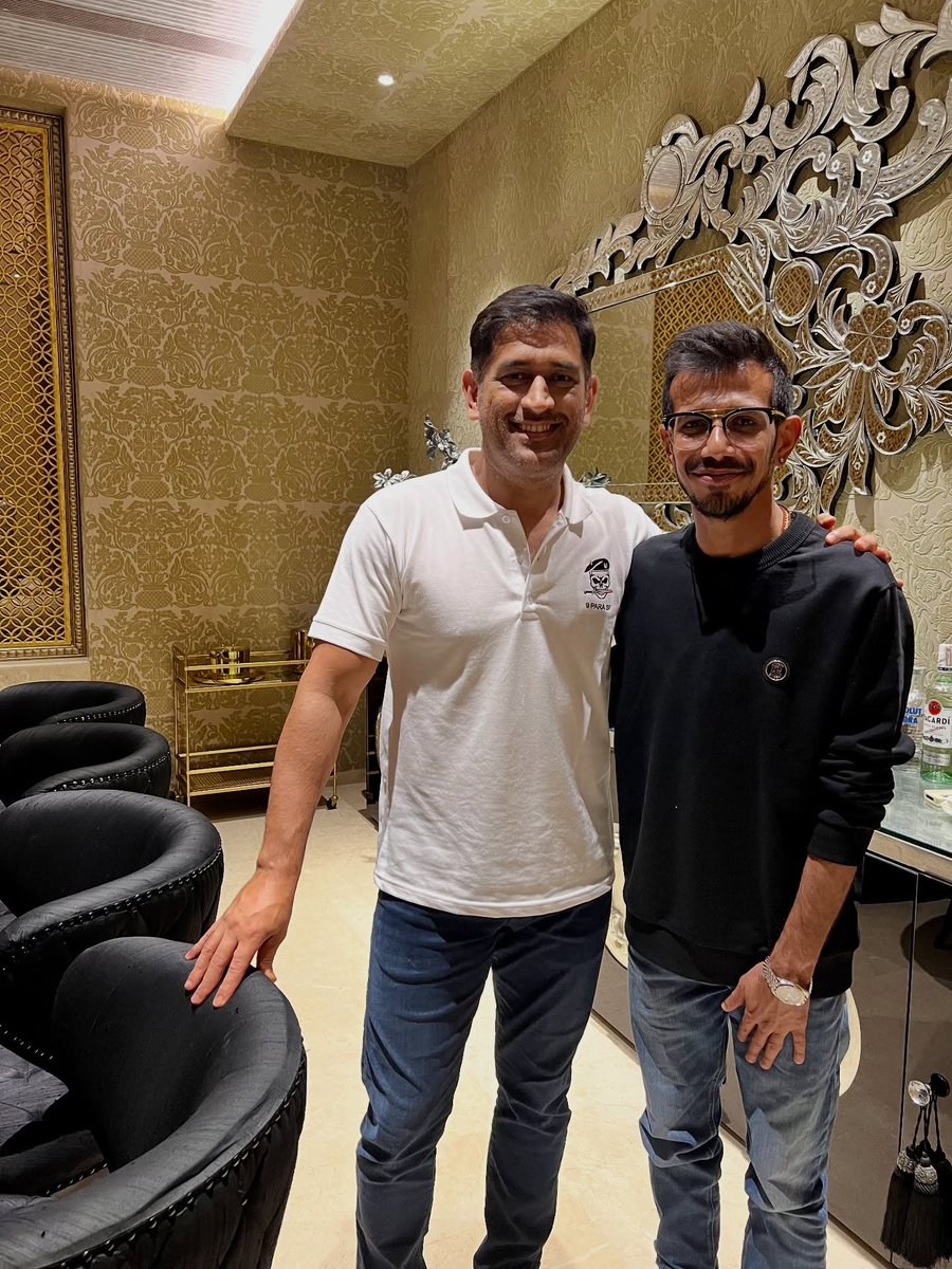 CSKFansOfficial's tweet image. Yuzi meets his Mahi Bhai 💛