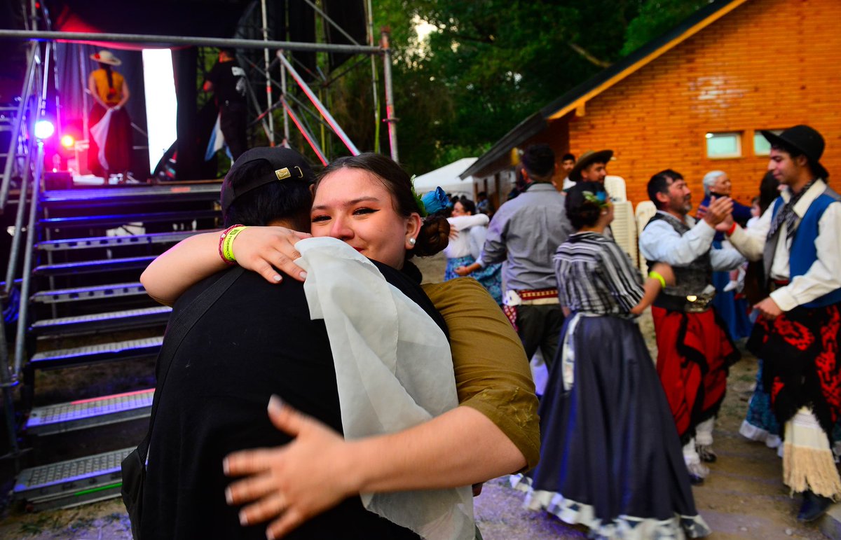 Rolo_Figueroa's tweet photo. COMENZÓ LA FIESTA DEL CHIVITO, LA DANZA Y LA CANCIÓN

Desde la capital histórica y cultural de nuestra provincia damos inicio a una nueva edición de esta fiesta que celebra el trabajo de nuestros crianceros y la tradición de la trashumancia, parte fundamental de nuestra identidad.

Los mejores chivitos del mundo nacen en estas tierras y los mostramos con orgullo. Nuestra cultura es lo que nos define como pueblo, y en Neuquén esa identidad tiene un sello propio: la neuquinidad. Es responsabilidad de todos seguir preservándola y haciéndola crecer.