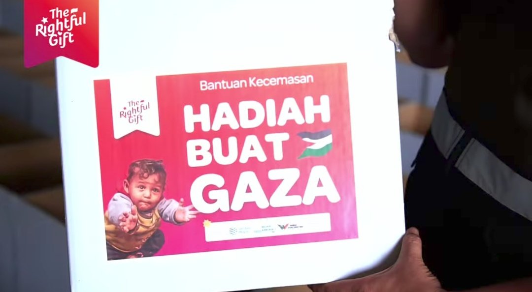 Marchfoward's tweet photo. ALHAMDULILLAH 

BANTUAN MALAYSIA LEBIH RM 4 JUTA BERJAYA MASUK GAZA

Malaysia melalui 4 NGO Global Hayat Malaysia, KDT, Wira Palestin dan Nisa Al Khair telah berjaya membawa masuk 11 Trak bantuan kemanusiaan ke dalam Gaza melalui Lintasan Rafah

Ia diberi nama Operasi The Rightful Gift diketuai Mohd Farhan Mohd Fadhil. 11 Trak itu membawa 5,400 bekalan makanan asas dan 100 Tan Gandum bernilai RM 2.8 Juta. Ia cukup untuk 6,000 hingga 9,400 keluarga seramai 80,000 orang di Utara dan Bandar Gaza

Global Hayat Malaysia juga berjaya membawa masuk pada bulan lepas bantuan sebanyak RM 1.6 Juta merangkumi makanan seperti masakan panas, roti dan kotak makanan, selain bantuan perubatan, susu, lampin pakai buang, kayu api, pakaian, selimut dan khemah, yang diuruskan wakil di Gaza.