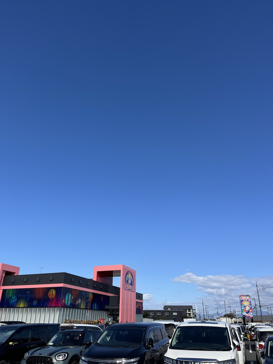 6R1782's tweet photo. アソベース豊郷のグランドオープン。
広い駐車場が満車、店内は人でごった返していて身動き取れずで即撤退…
じんくれちゃんねるの配信でプレオープンの事を教えて貰えて良かったわ😅おかげでゆっくりプレイ出来たし😌 https://t.co/JQ44aTVqWH