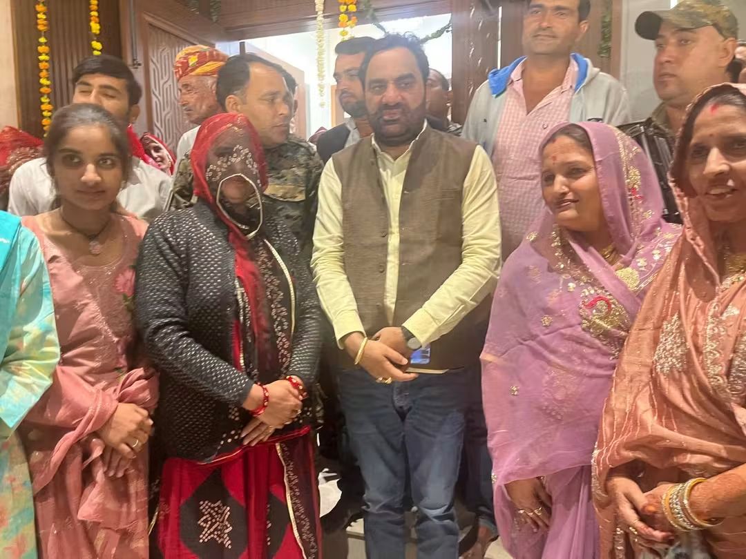 hanumanbeniwal's tweet image. कल शाम नागौर शहर में श्री ज्ञानारामजी,श्री हरिरामजी, श्री मनीषजी गौरा के परिवार में आयोजित नूतन ग्रह प्रवेश व श्री जसनाथजी महाराज के जागरण कार्यक्रम में सम्मिलित लिया,इस अवसर संत -महापुरुषों का भी सान्निध्य प्राप्त हुआ |