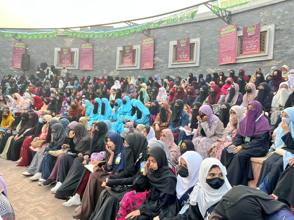 Dr_humairatariq's tweet photo. قرآن کی تعلیم طالبات کی اولین ترجیح ہونی چاہیے۔  جس دل میں قرآن کی سمجھ اور محبت نہ ہو وہ کبھی کسی اسلامی تحریک کا حقیقی حصہ نہیں بن سکتا، اور جو تحریکِ اسلامی سے وابستہ ہو اُس کے لیے ممکن ہی نہیں کہ وہ قرآن کی تعلیمات سے ناواقف رہے۔

 طالبات کو اپنے وقت کا بڑا حصہ تعلیم، فہمِ ق��آن، سیرتِ مطہرہ اور اسلامی تحریکوں کی تاریخ کے مطالعے پر صرف کرنا چایے۔ 
 "صرف دعوے کچھ نہیں کرتے، دعوے کے پیچھے دلیل، علم اور مضبوط کردار کی قوت درکار ہوتی ہے۔ یہی عناصر آپ کی شخصیت میں نکھار پیدا کرتے ہیں۔"

 لڑکی کے لیے دو چیزیں بہت ضروری ہیں: علم اور حیا۔ اگر لڑکی کی حیا قائم ہو تو اس کا احترام پورے معاشرے میں خود بخود قائم رہتا ہے۔ 
 اپنی شخصیت کو مضبوط بنائیں، علم سے خود کو آراستہ کریں اور ان دونوں اوصاف کی مدد سے معاشرے اور نظام میں مثبت تبدیلی کے لیے مؤثر کردار ادا کریں۔

 نبی اکرم ﷺ کی حدیث ہے:
"مستقبل اسلام کا ہے۔ جلد وہ وقت آئے گا جب جماعتِ اسلامی غالب ہوگی، اسلامی قوت ابھرے گی، اور عورت کو اسلام کی دی ہوئی عزت و حقوق عملی طور پر میسر آئیں گے۔"