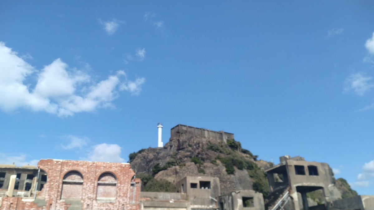 11月22日(土)晴れ

午前便、上陸できました🙌🏻

今日は二十四節気でいう小雪
雨が雪に変わるほどの寒さとなる節目のようですが、今の所長崎は暖かいです
冬物だと少し暑いくらいかもしれません💦

#軍艦島  #軍艦島クルーズ  #端島 
 #高島  #世界遺産  #長崎観光