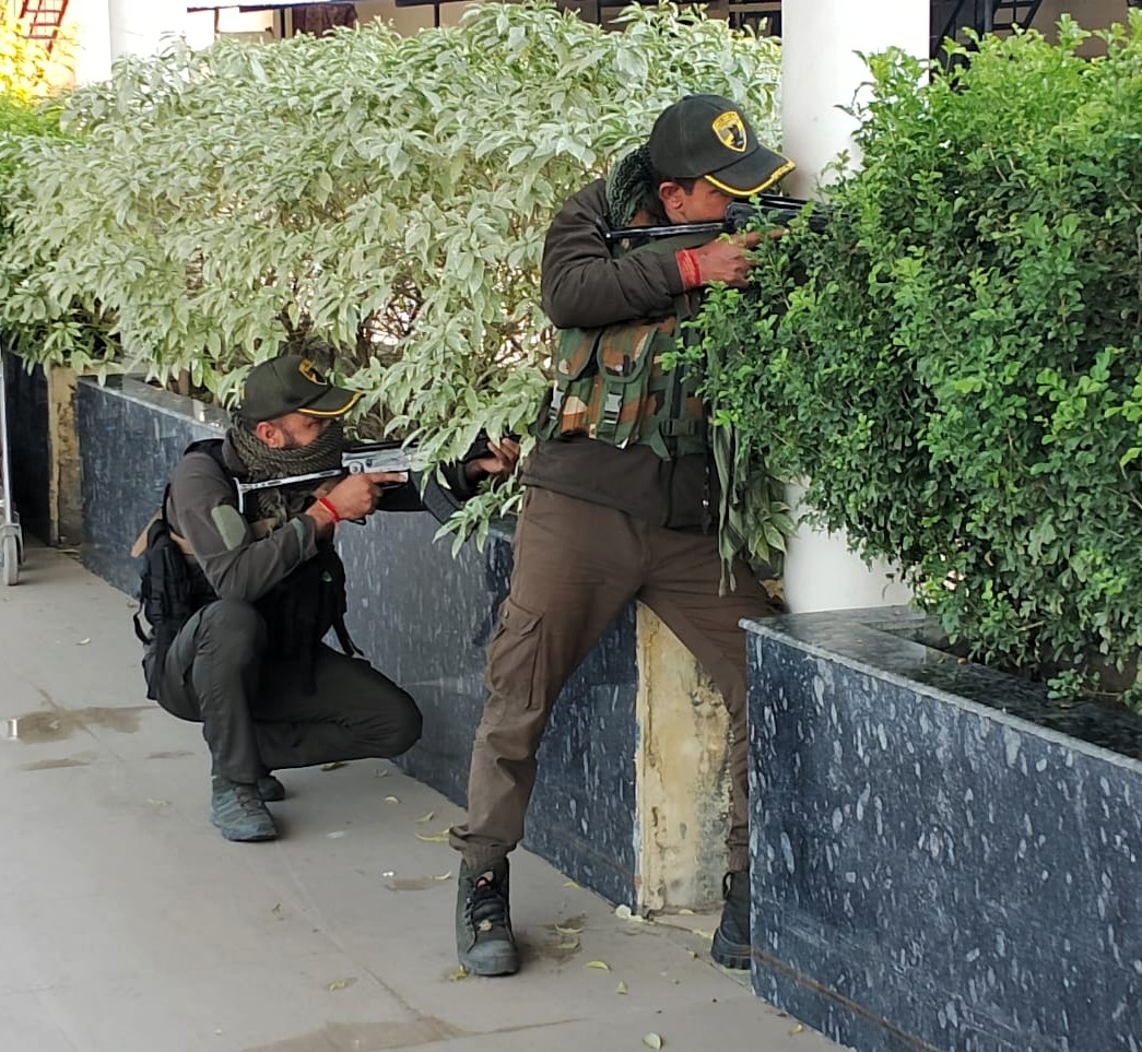 CISFAirport's tweet image. #CISF at #JammuAirport conducted a multi-agency #MockExercise simulating an armed attack &amp;amp; detection of a vehicle-borne IED. The exercise assessed operational readiness, emergency response &amp;amp; synergy among CISF, SOG of J&amp;amp;K Police &amp;amp; other key stakeholders. @JmuKmrPolice @CISFHQrs