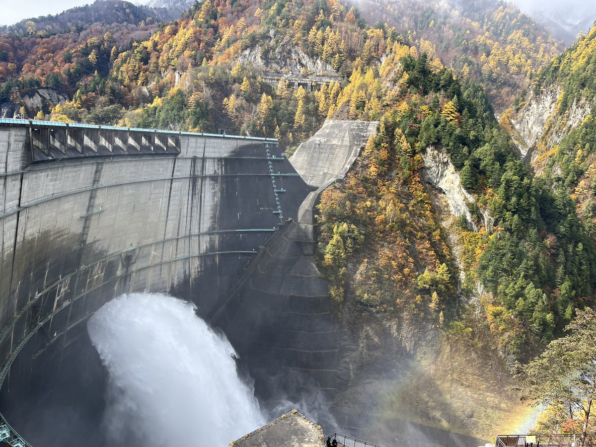 cf5AzMpY3B36525's tweet image. そういえば少し前に行った黒部ダムが紅葉と二重の虹とでとても良かった！✨✨🌈しかも以前訪れた時より空いてた……11月はダウン必須の気温でした🥶

#黒部ダム