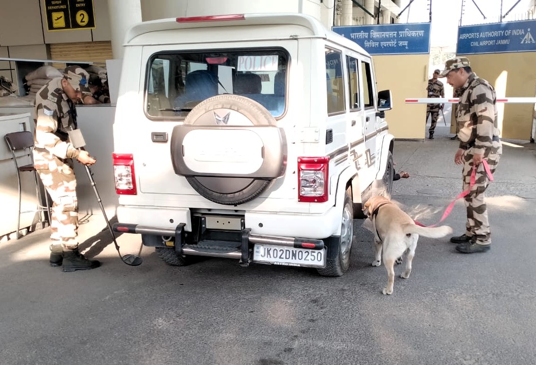 CISFAirport's tweet image. #CISF at #JammuAirport conducted a multi-agency #MockExercise simulating an armed attack &amp;amp; detection of a vehicle-borne IED. The exercise assessed operational readiness, emergency response &amp;amp; synergy among CISF, SOG of J&amp;amp;K Police &amp;amp; other key stakeholders. @JmuKmrPolice @CISFHQrs