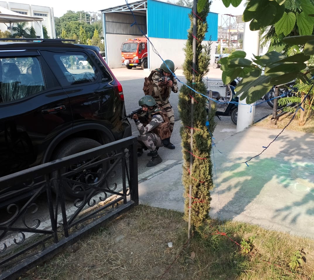 CISFAirport's tweet image. #CISF at #JammuAirport conducted a multi-agency #MockExercise simulating an armed attack &amp;amp; detection of a vehicle-borne IED. The exercise assessed operational readiness, emergency response &amp;amp; synergy among CISF, SOG of J&amp;amp;K Police &amp;amp; other key stakeholders. @JmuKmrPolice @CISFHQrs