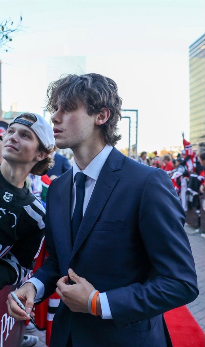 86harls's tweet image. tate mcrae fans look at these please