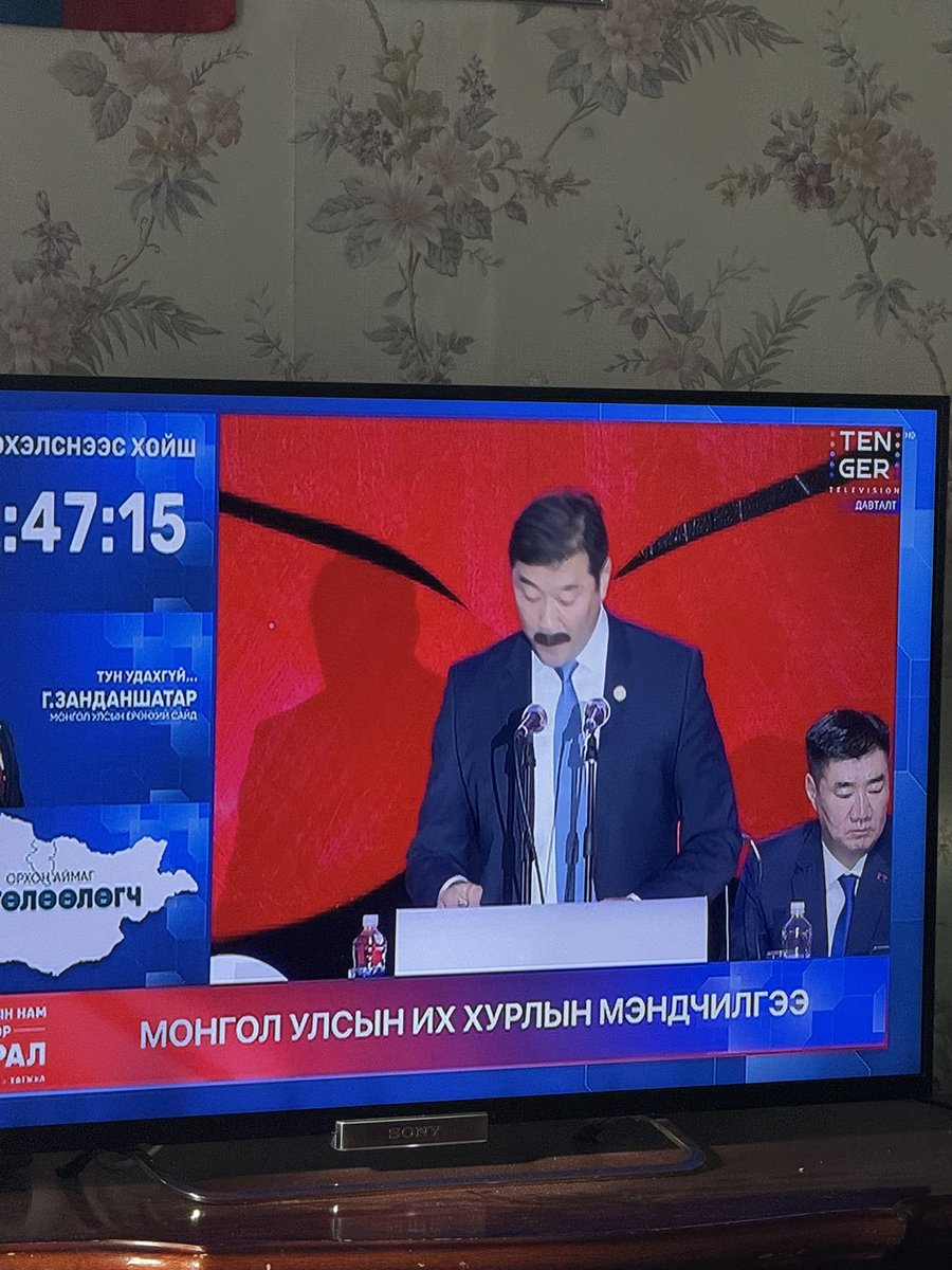 Энэ улс төрийн индер, ТВ олон нийтийн сувагаар үг хэлж байгаа. Улс төрд нөлөөтэй хүмүүсийг бэлдсэн текст уншуулахаа хэзээ болих юм бэ? Дандаа урьдчилж бэлдсэн хуурамж үг сонсохоос залхаж байна. Яг үнэн сэтгэлийн үгээ тухайн цаг үед нь цээжээрээ хэлэх чадвартай хүн хэрэгтэй байна.