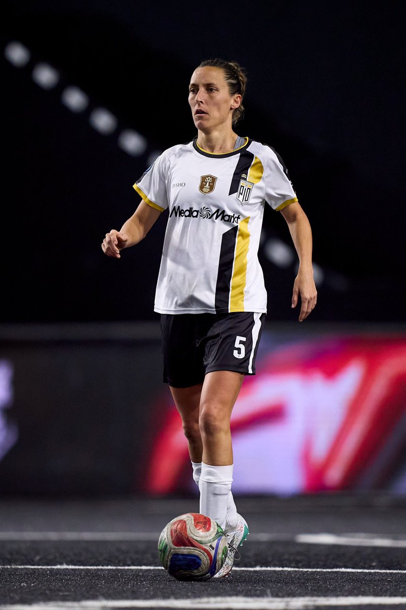 Les presento a la primera jugadora en ganarlo todo:

Split
Finalissima
Copa

Por si fuera poco lo ha ganado en diferentes países:

España
Francia
México

Para mí siempre le quedarán a deber una corona de oro

DOÑA BERTA VELASCO