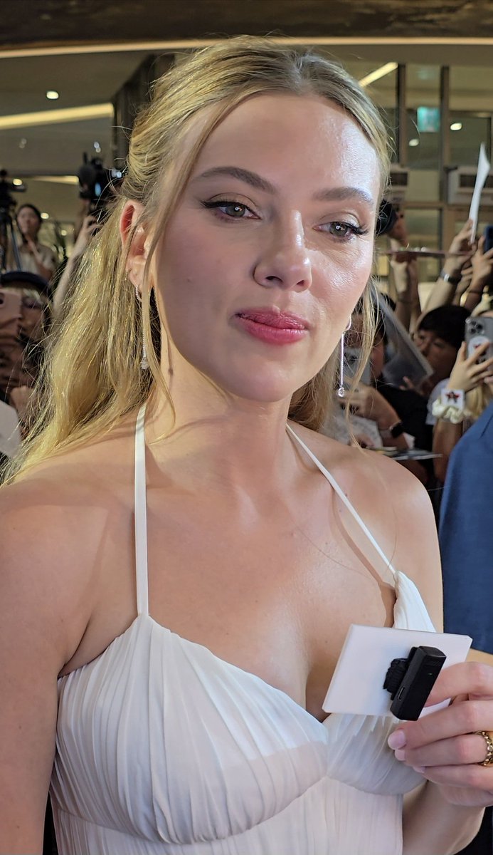 pwscarlett's tweet image. 41 now!! 
happy birthday, scarlett johansson 🎂🎉🎀