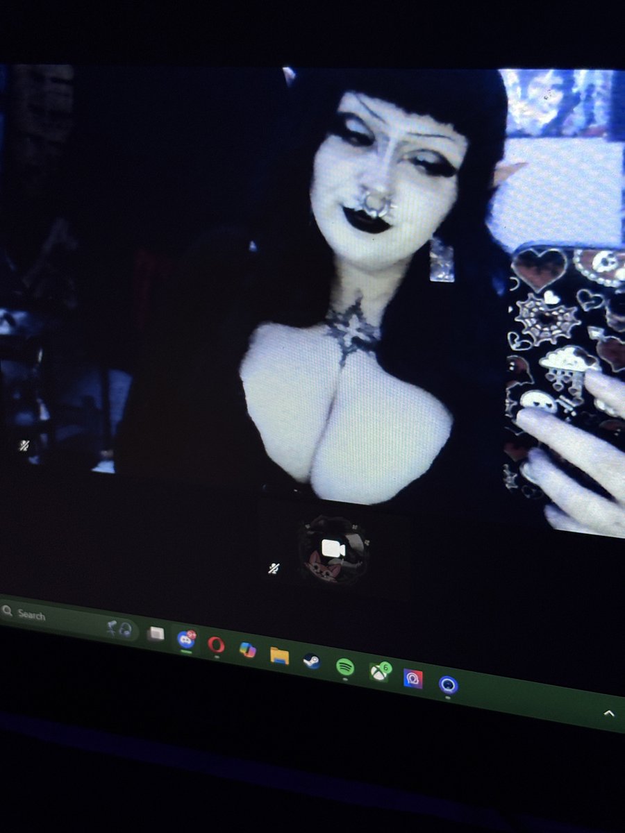 bratttygoth's tweet photo. friends said they’d hop on, it’s been a half an hour so now i’m taking selfies in the vc https://t.co/Wwac5d0Yxk