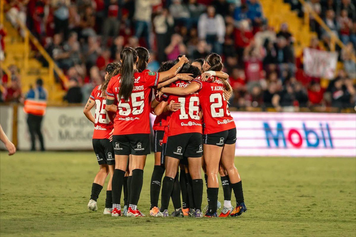 umetcr's tweet photo. No somos conscientes de lo que está logrando este equipo. Disfrutemos de esta hegemonía, no es algo que se vea todos los días 

Gracias por honrar a este escudo, Leonas. ❤️🖤 https://t.co/6PVC0r9pJb