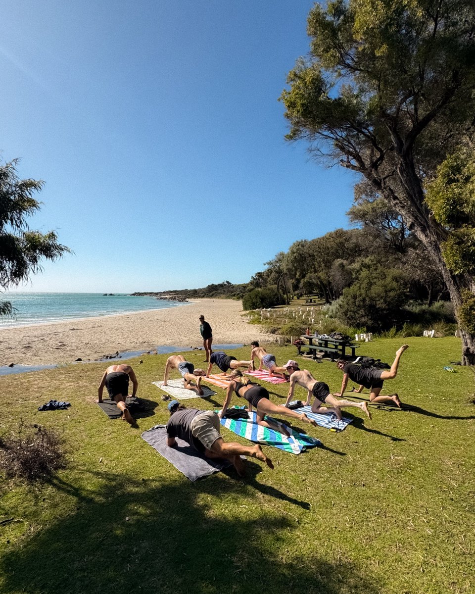 jaihowitt's tweet image. My contrarian hiring philosophy to attract true high performers and save 100+ hours of mindless interviews:

1. Drop the corporate jargon and make it fun. Create job titles like “The Swiss Army knife” instead of “Executive Assistant”

2. Make it hard to apply to your job with a…