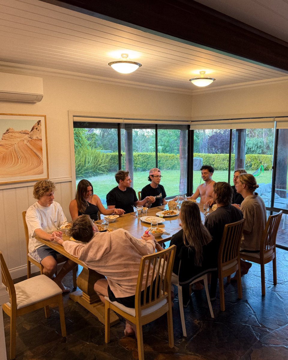 jaihowitt's tweet image. My contrarian hiring philosophy to attract true high performers and save 100+ hours of mindless interviews:

1. Drop the corporate jargon and make it fun. Create job titles like “The Swiss Army knife” instead of “Executive Assistant”

2. Make it hard to apply to your job with a…