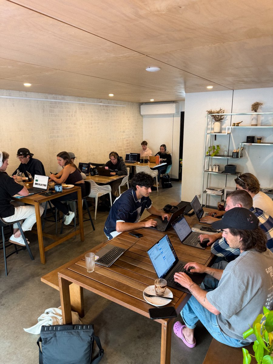 jaihowitt's tweet image. My contrarian hiring philosophy to attract true high performers and save 100+ hours of mindless interviews:

1. Drop the corporate jargon and make it fun. Create job titles like “The Swiss Army knife” instead of “Executive Assistant”

2. Make it hard to apply to your job with a…