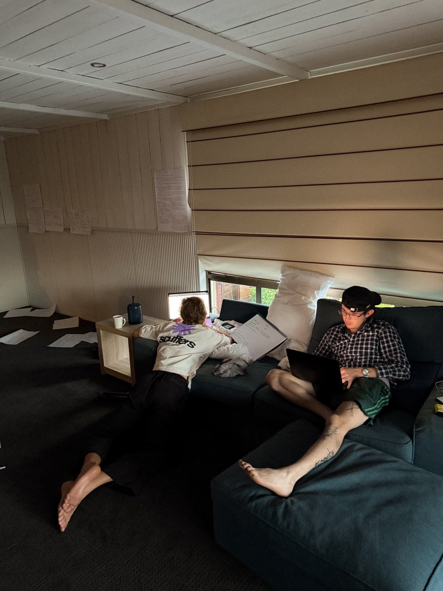 jaihowitt's tweet image. My contrarian hiring philosophy to attract true high performers and save 100+ hours of mindless interviews:

1. Drop the corporate jargon and make it fun. Create job titles like “The Swiss Army knife” instead of “Executive Assistant”

2. Make it hard to apply to your job with a…