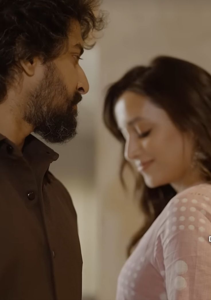 कुछ पल उन दर्दों को संजोया करते है..
खुद से कुछ पल जीने का झूठा वादा किया करते है..
रूठी है जिंदगी , शायद एक पल खुशियों की तलाश है..
रूठे हुआ इस दिल को, अब शायद उस मानने वाले की आस है।।