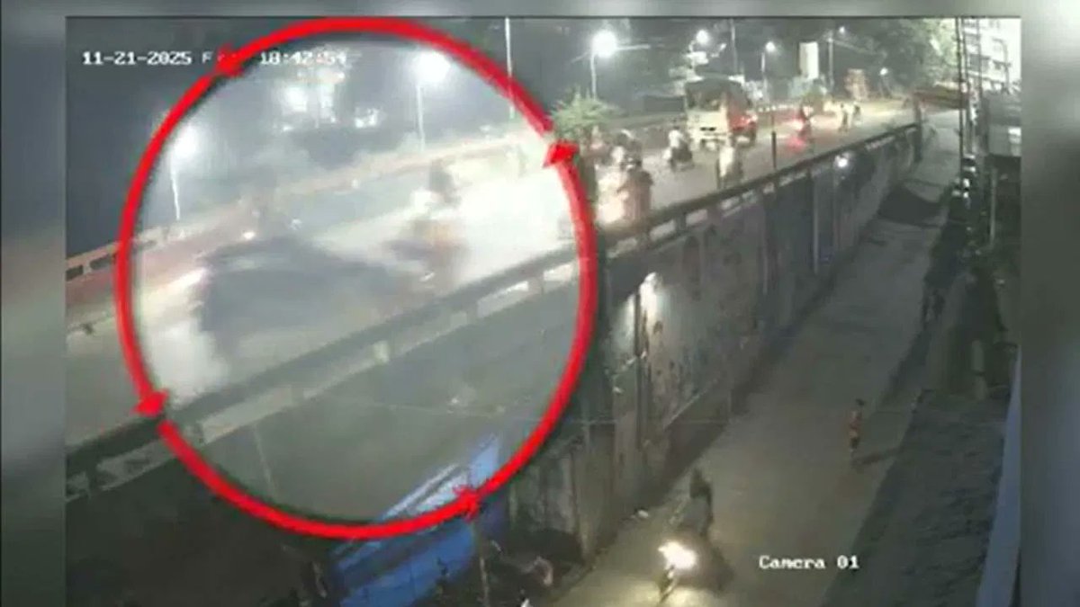 🚨 మహారాష్ట్రలో భయానక రోడ్డు ప్రమాదం
ముంబై సమీపంలోని అంబర్‌నాథ్‌లో ఫ్లైఓవర్‌పై వేగంగా దూసుకొచ్చిన కారు వరుసగా వాహనాలను ఢీకొట్టింది.
➡️ 4 మంది అక్కడికక్కడే మృతి ➡️ 4 మంది తీవ్రంగా గాయాలు

కారు బోల్తా పడటంతో వంతెనపై భారీ గందరగోళం నెలకొంది. గాయపడిన వారిని ఆసుపత్రికి తరలించారు.