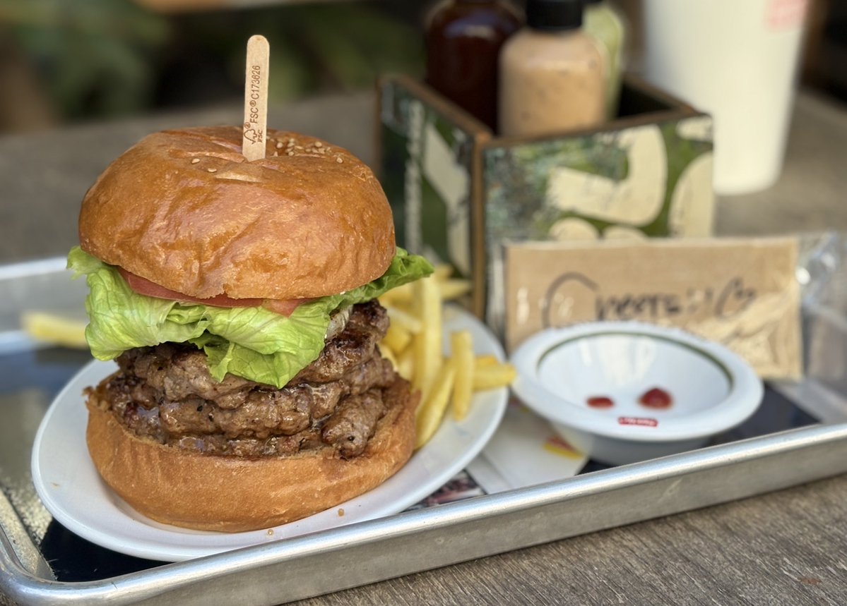 SACCI_JPN's tweet image. カラオケ戦士のかぶりつき
#BURGERSTOKYO #下北沢 #カラオケまねきねこ