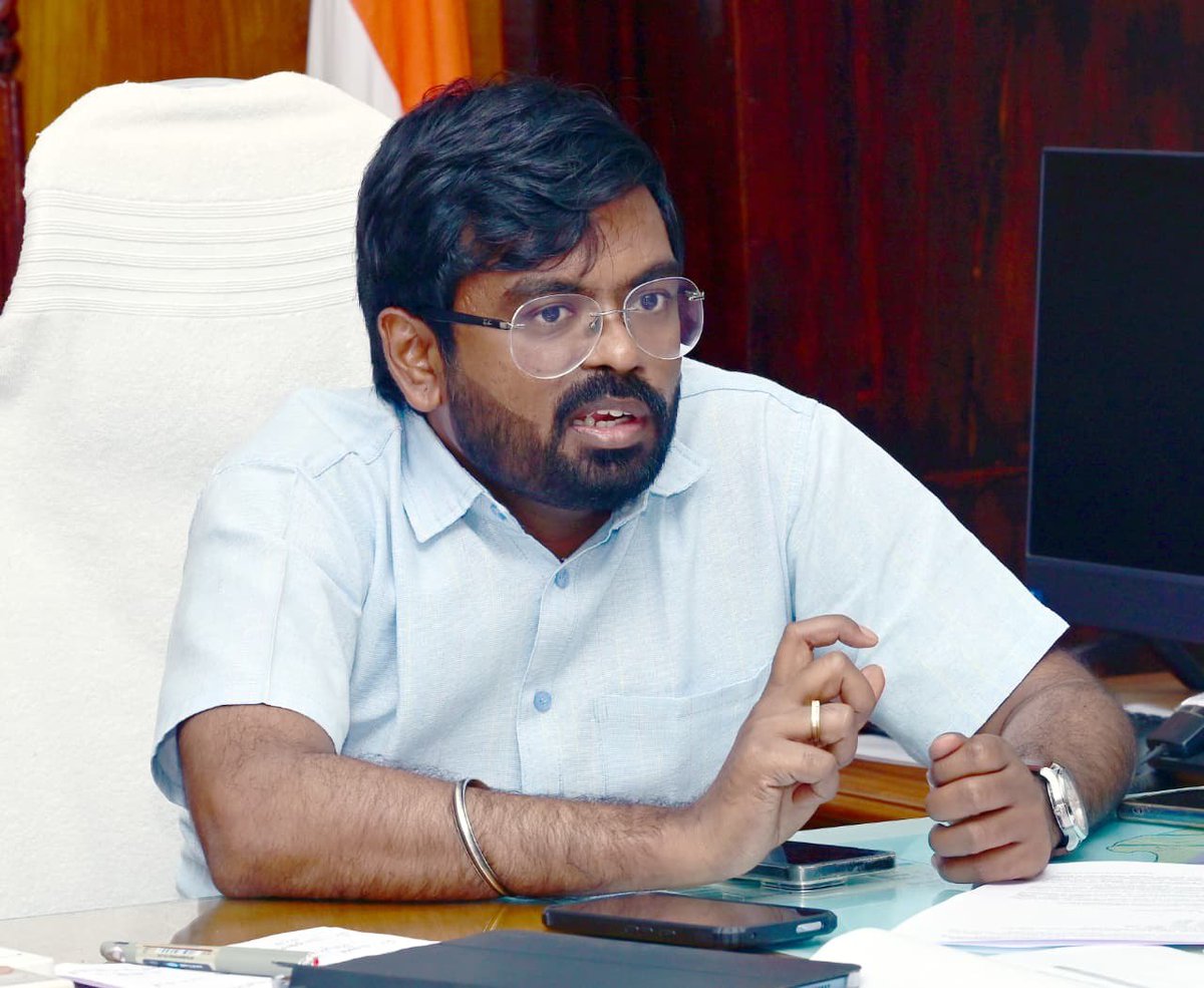 ' స్వచ్ఛ ఆంధ్ర - స్వర్ణాంధ్ర ' కార్యక్రమంలో భాగంగా రేపు శనివారం నిర్వహించే శుభ్రత కార్యక్రమంలో అధికారులందరూ తప్పనిసరిగా పాల్గొనాలని జిల్లా కలెక్టర్ డీ . కే . బాలాజి గారు శుక్రవారం ఒక ప్రకటనలో కోరారు .