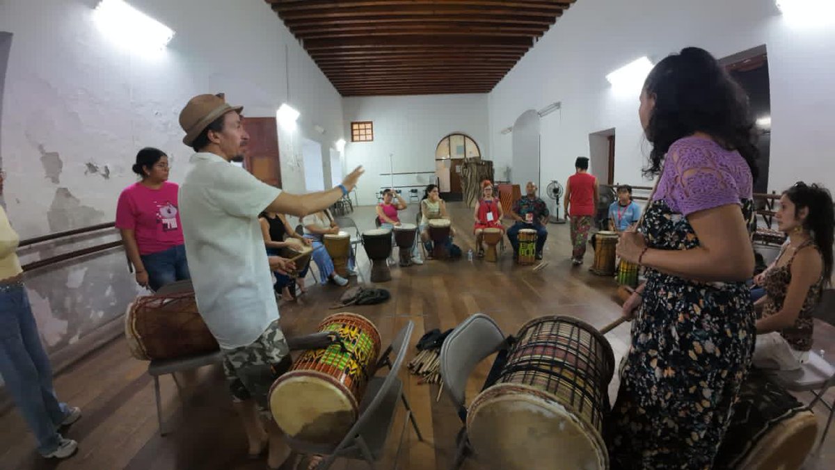 SECVERoficial's tweet image. 🙌🏻🏅Dimos inicio a las actividades del @AfrocaribenoVer 2025 con la solemne entrega de la medalla &quot;Gonzalo Aguirre Beltrán&quot; a la distinguida María Luisa Herrera Casasús.

🪘🔥El ambiente se encendió en el @ExCBetlehemita y la fiesta apenas comienza! #VeracruzEstáDeModa 🌴