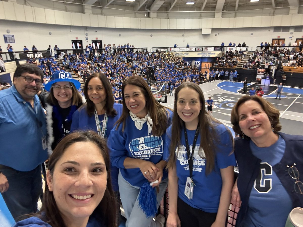 CHSWLanguage's tweet image. On Thursday we had a fun pep rally to cheer for our football team 🏈