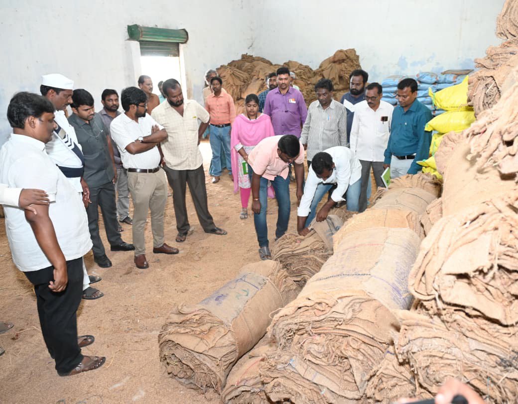 రైతులకు ఎలాంటి ఇబ్బందులు లేకుండా ధాన్యం కొనుగోలు ప్రక్రియ సజావుగా చేపట్టాలని జిల్లా కలెక్టర్ డీ . కే . బాలాజి గారు అధికారులను ఆదేశించారు . ( 1 / 2 )
