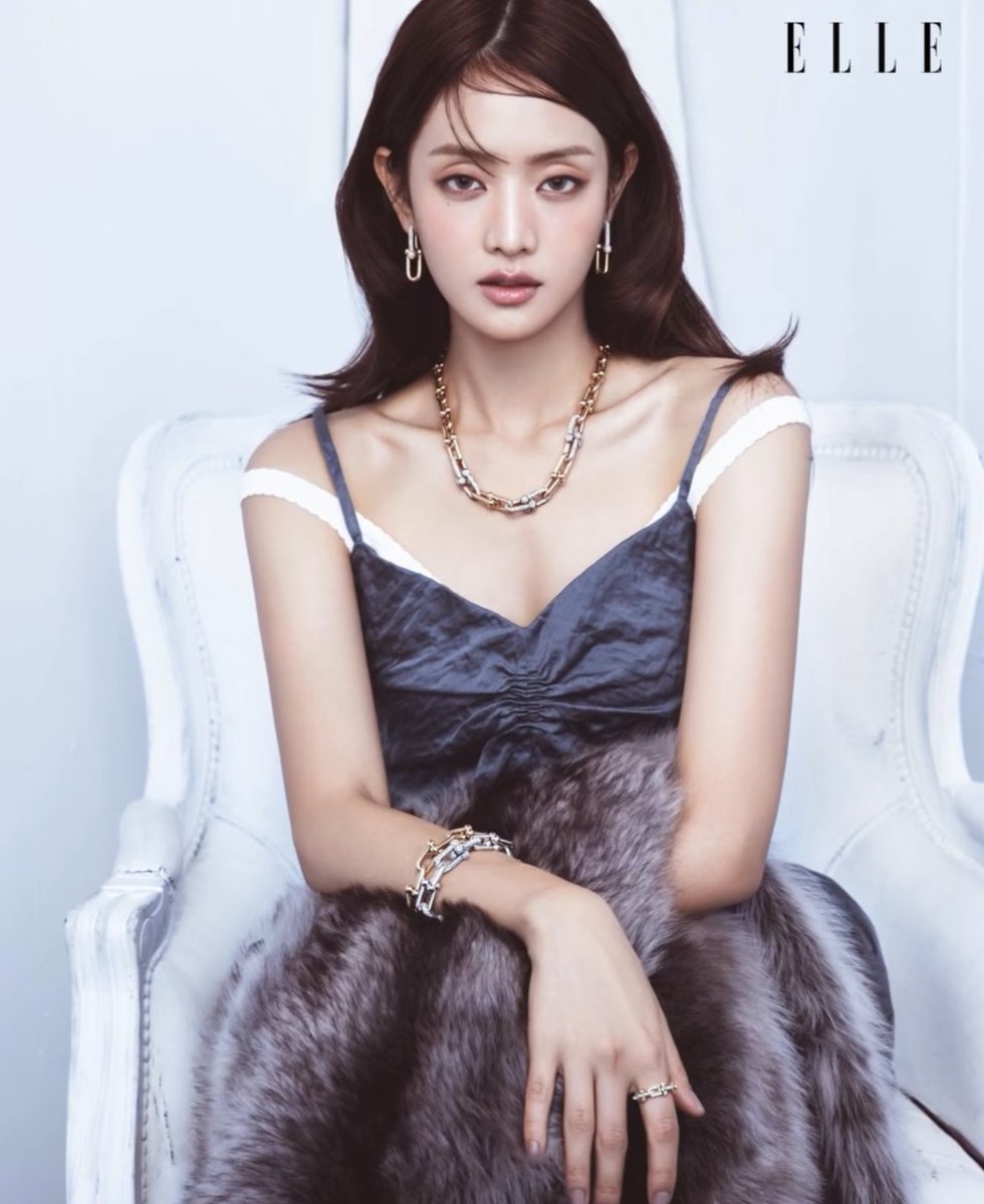 hourlyminniee's tweet image. LOOK AT HER