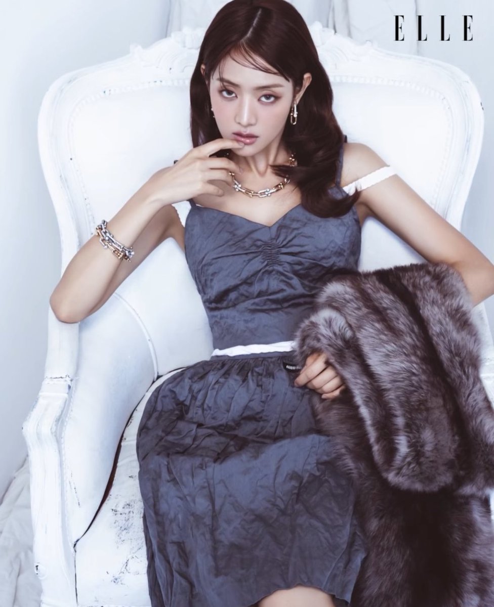 hourlyminniee's tweet image. LOOK AT HER