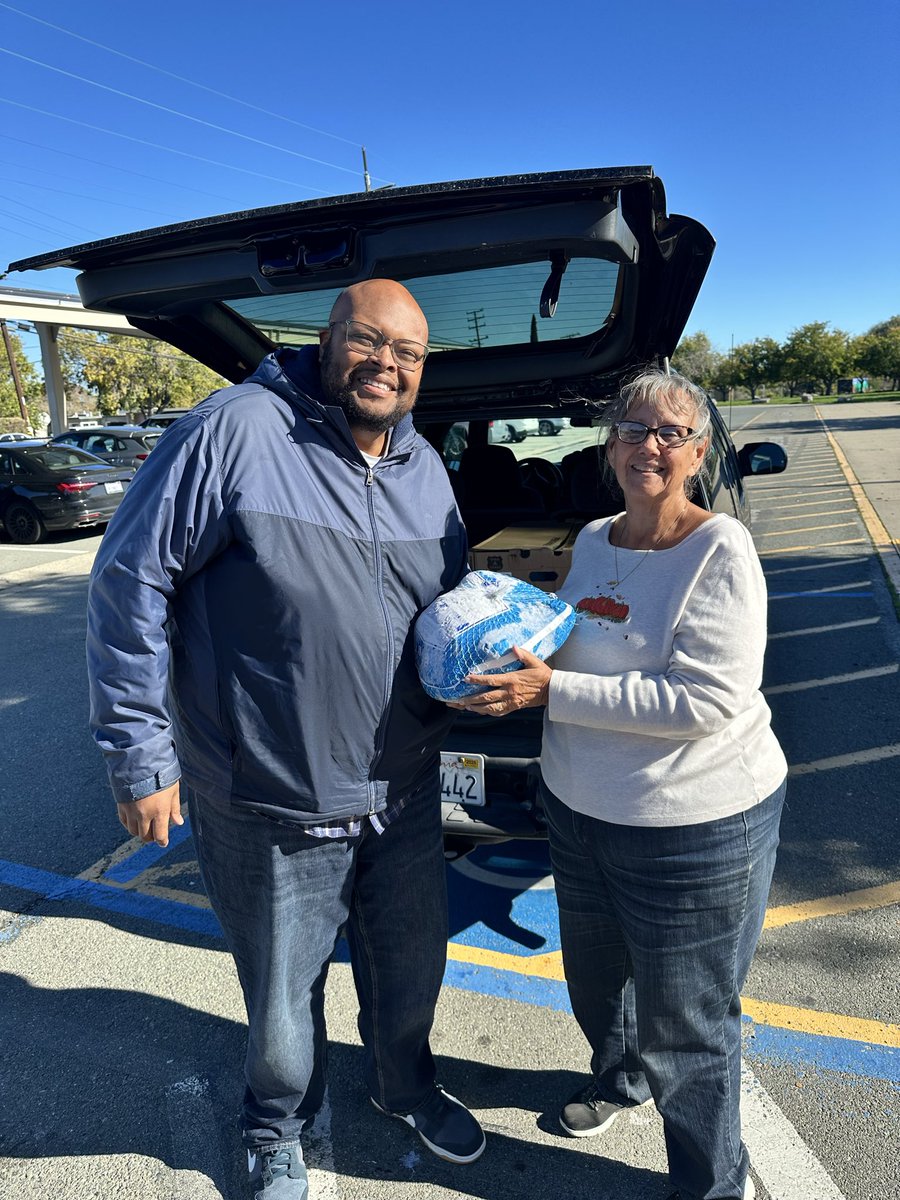 MrPerrymanBAES's tweet photo. Thank you, Board Member Debra Mason! Your turkey deliveries throughout the district show your commitment to our community. We appreciate you! 🦃 @MtDiabloUSD https://t.co/NhWRUUQP0h