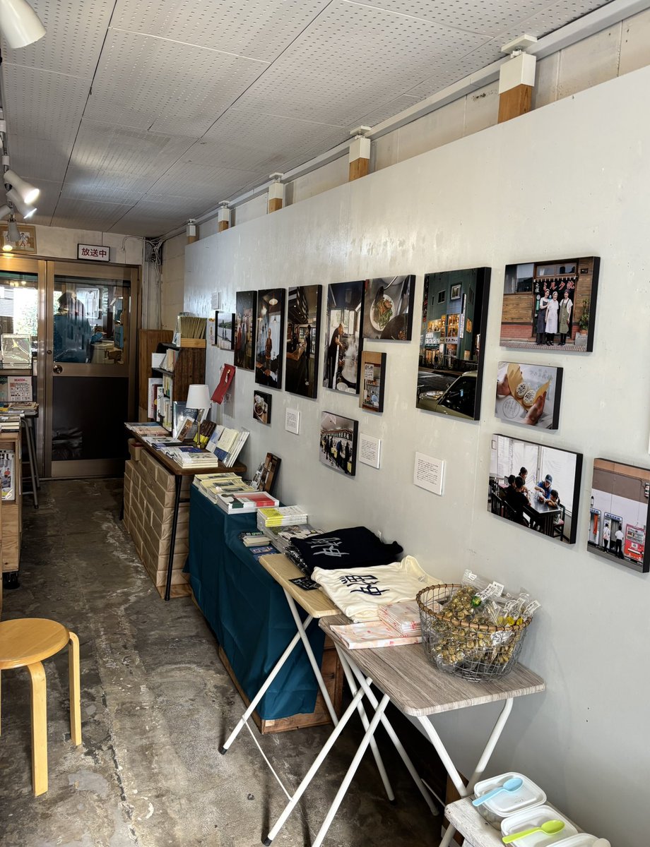 tsudurikata's tweet image. 本日も『ユカリロの偏愛秋田展』開催中！
「ふつうの人の、ふつうの暮らし」をテーマにしたリトルプレス"yukariro
(ユカリロ＝縁路)"編集部のおふたりが愛する街の暖かな気配を寒さ近づく妙蓮寺に運んできてくださいました。グッズも充実。旅に出たくなっちゃう素敵な展示です(店番詩人 佐藤yuupopic）